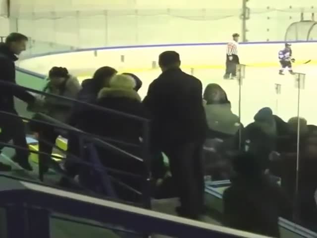 Разборки родителей на детском хоккейном матче в белорусском городе Берёза