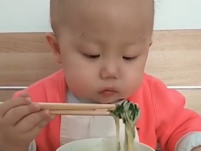 Малыш очень неплохо справляется с палочками для еды