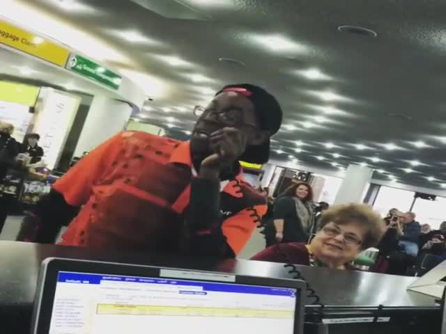 Битбоксер развлекает пассажиров аэропорта во время ожидания рейса