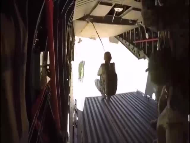 Африканский десантник решил немного настроиться перед прыжком