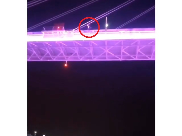 Тюменский блогер прыгнул с моста в снег, чтобы собрать побольше лайков