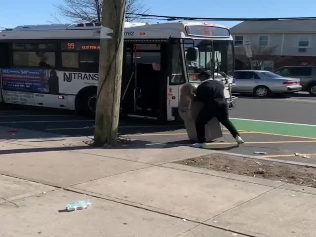 В Нью-Джерси темнокожий мужчина пытался затащить банкомат в автобус