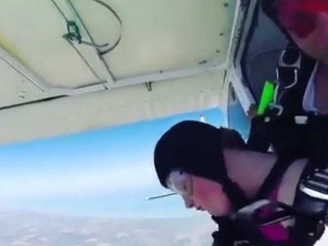 Девушка настолько испугалась, что проспала почти весь прыжок с парашютом