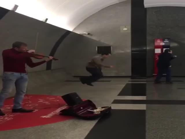 Необычные танцы в метро под мелодию группы Modern Talking