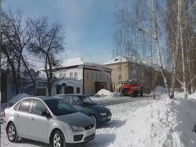 В Катайске для удаления наледи с крыши прокуратуры подключили пожарных