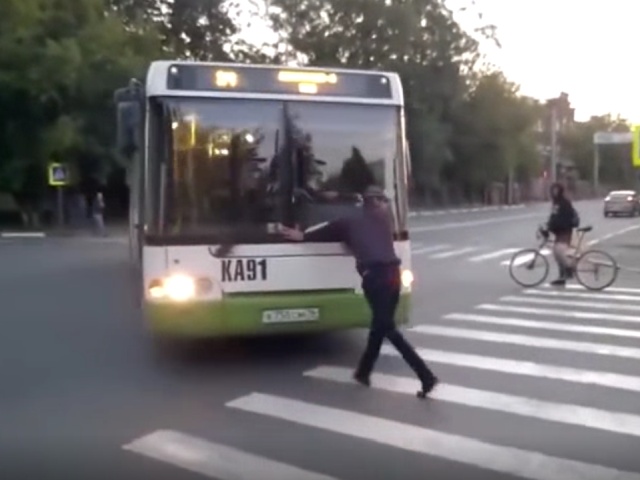 Водитель автобуса быстро успокоил неадекватного пешехода