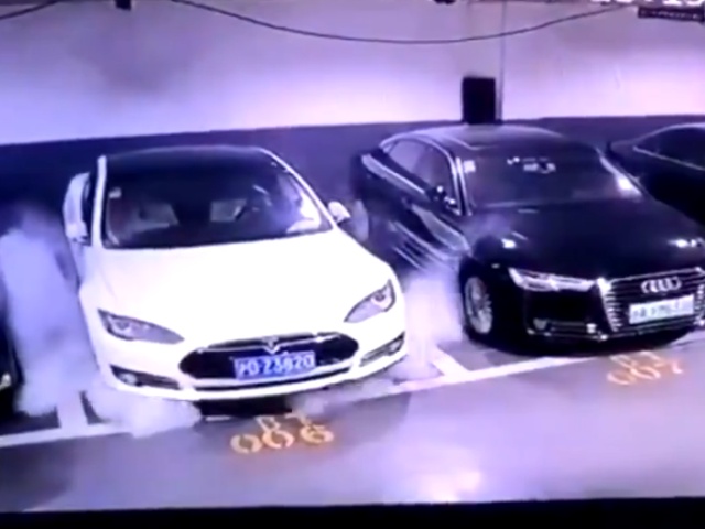 Внезапное возгорание автомобиля Tesla на стоянке в Китае