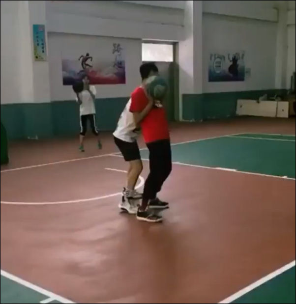 Классный трюк в баскетболе
