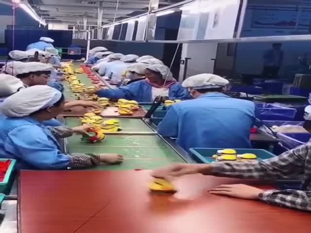 Проверка работоспособности игрушек на фабрике