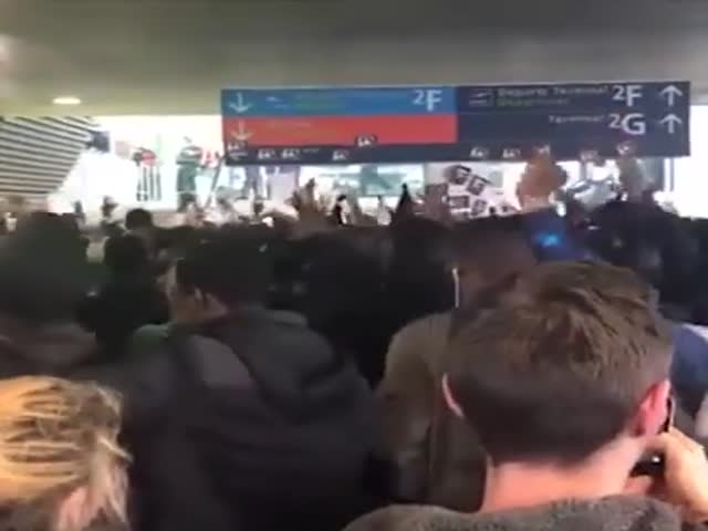 Нелегальные мигранты заблокировали работу парижского аэропорта