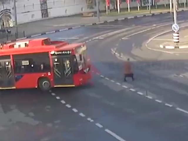 Водитель троллейбуса не заметил бабушку, переходившую дорогу в неположенном месте