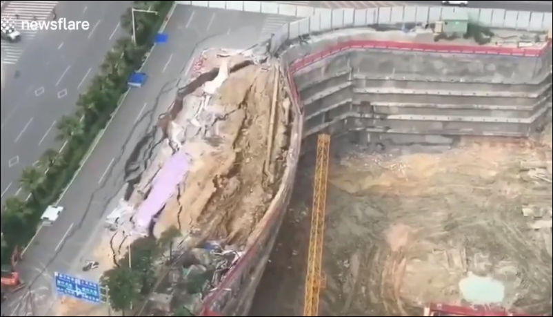 Обвал стены котлована на стройке в Китае
