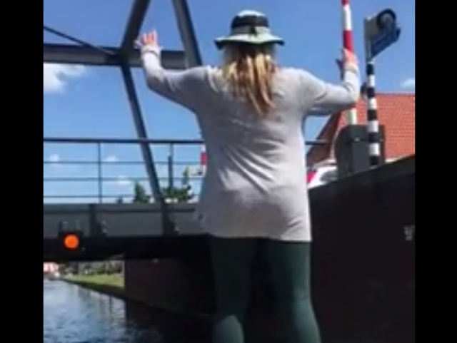 Девушка должна была забраться на мост и вернуться обратно на судно