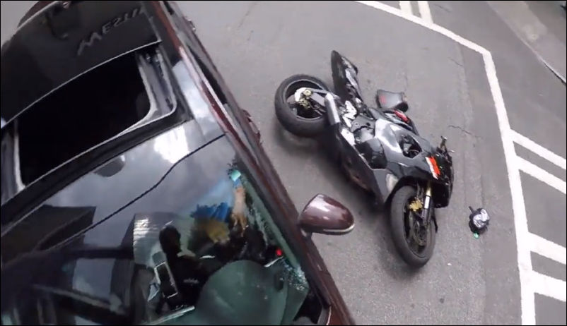 Мотоциклисту не понравилось, что из-за водителя машины, он попал в ДТП