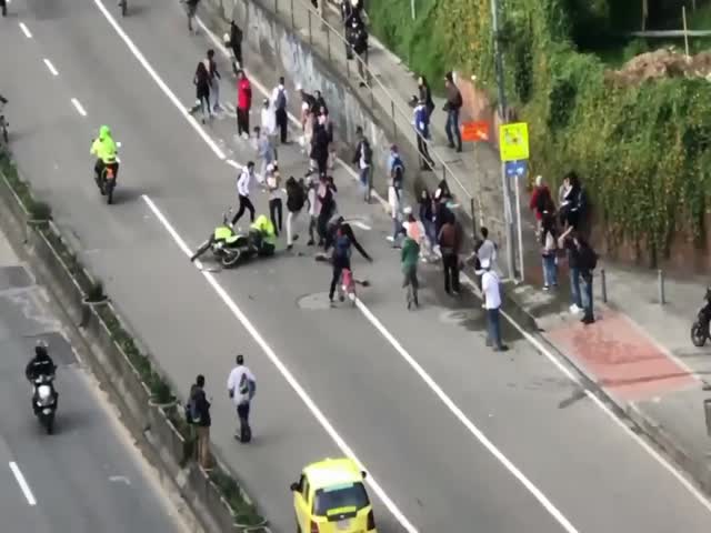 Колумбийская полиция против скейтеров, устроивших заезд по проезжей части