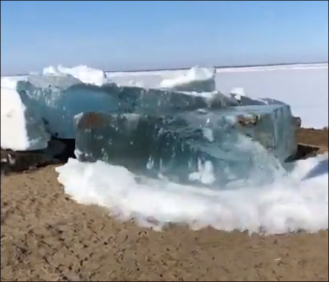 Лед наезжает на берег в Дудинке на реке Енисей