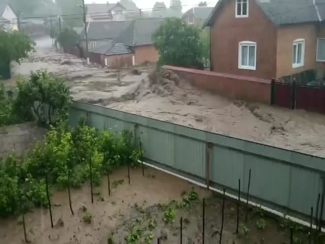 Поток воды после сильных дождей в Тернопольской области Украины