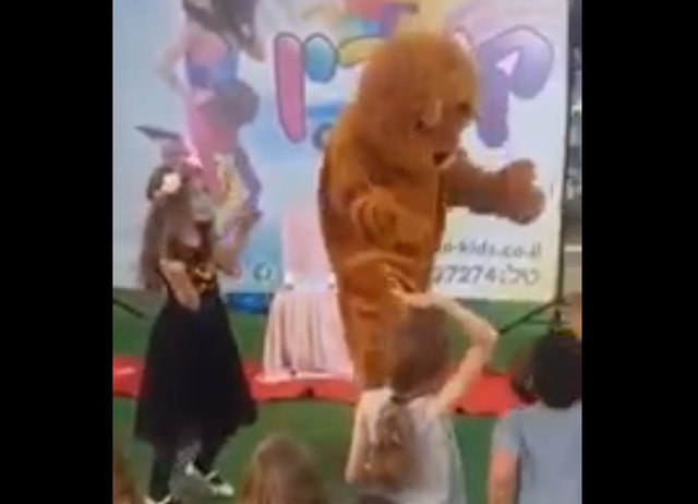 Какой-то неправильный медведь на детском утреннике