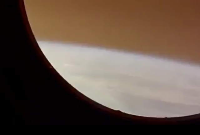 Вид из космического аппарата при вхождении в атмосферу Земли
