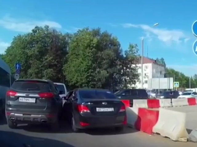 Два водителя эпично не поделили дорогу в московской пробке