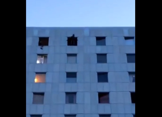 Прыжок с парашютом из окна многоквартирного дома