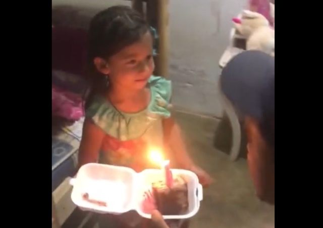 Трогательное поздравление девочки из бедной бразильской семьи с днем рождения