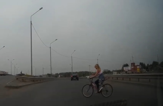 Неадекватная девушка на велосипеде неожиданно решила пересечь дорогу
