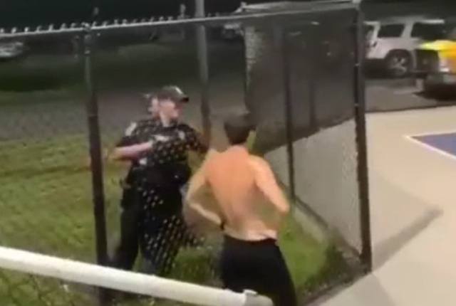 Полицейские сказали, что разрешат продолжить игру, если парень сможет забросить мяч