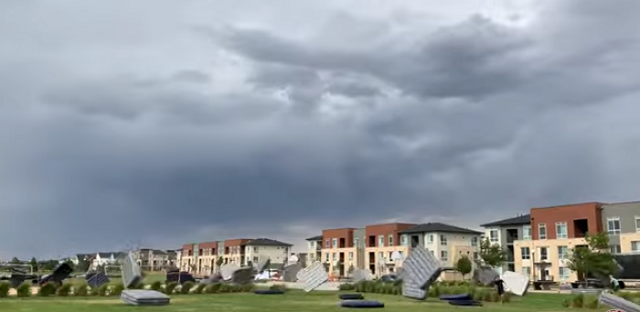 Полет воздушных матрасов во время сильного ветра в штате Колорадо