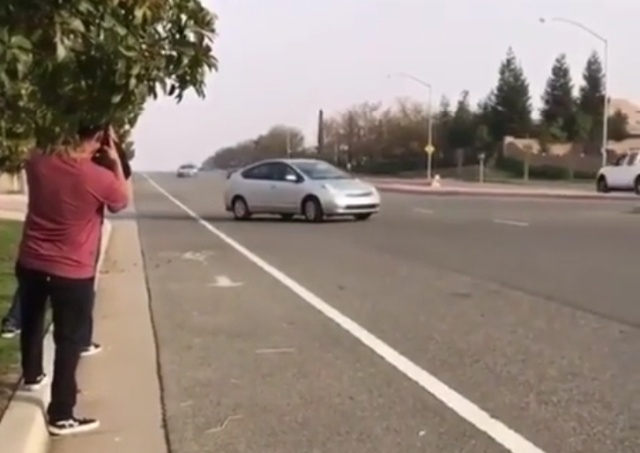 Парни снимали видео, как их друг быстро и эффектно проедет на своем BMW