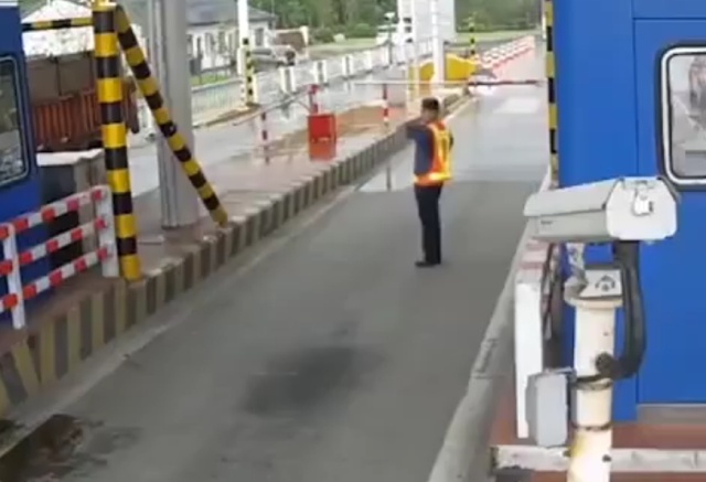 Житель Китая не совсем удачно попытался бесплатно проехать по платной дороге