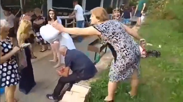 Какая же традиционная русская свадьба без драки
