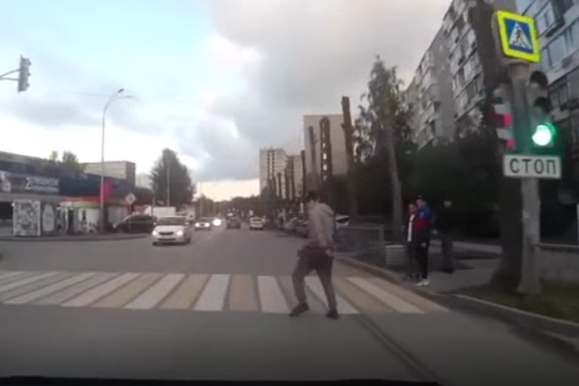 В Екатеринбурге наглый пешеход решил срубить немного денег с водителя