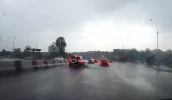 Удар молнии прямо возле автомобиля в Новосибирске