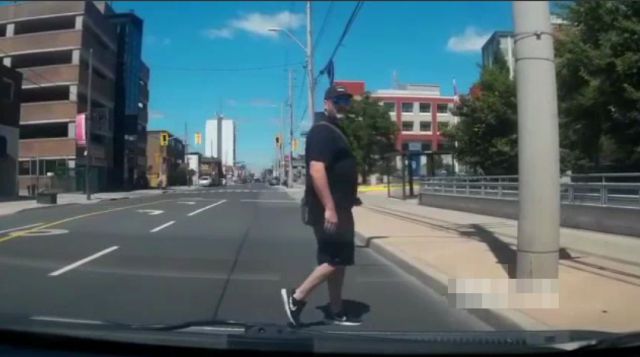 Пешеход-нарушитель сам себя наказал