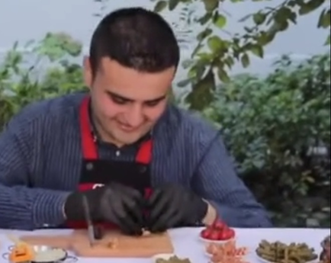 Известный улыбчивый повар Бурак Оздемир готовит мини-блюда