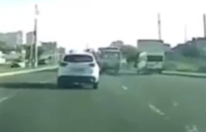 В Ставрополе водитель машины чудом сумел избежать столкновения с автобусом