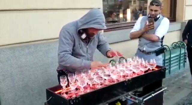 Завораживающая игра на бокалах в исполнении уличного музыканта