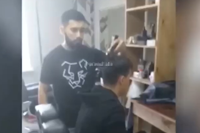 Житель Казахстана заставил парикмахеров подстричься налысо за плохую стрижку его сына