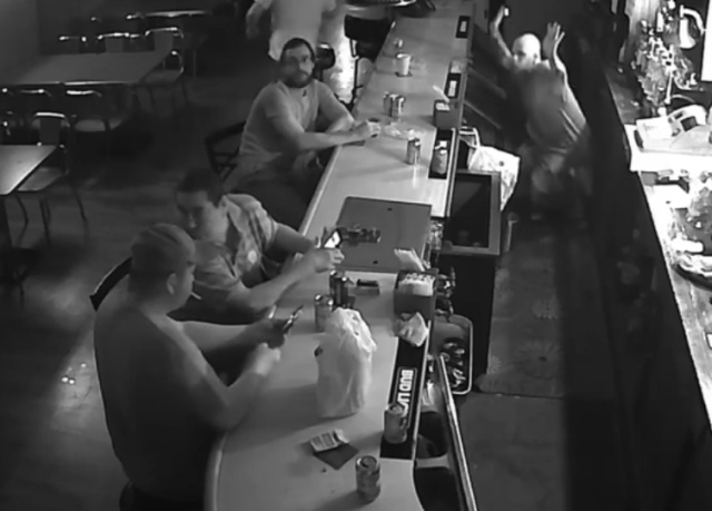 Невозмутимый посетитель бара спокойно пил пиво и курил во время ограбления