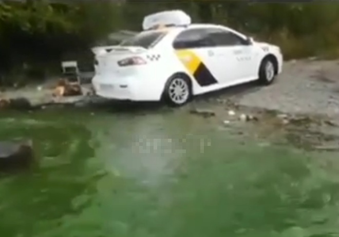 Такси от Яндекса может не только ехать, но и плыть