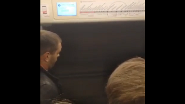 Поездка в московском метро с открытой дверью