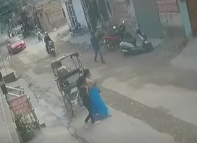 Быстрое наказание уличного воришки в Индии