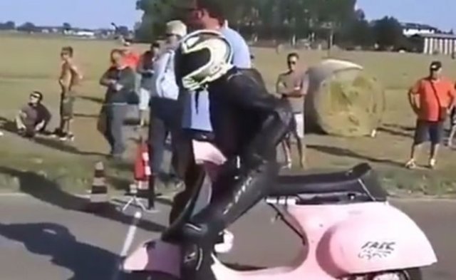 Розовый скутер не такой медленный, как может показаться на первый взгляд
