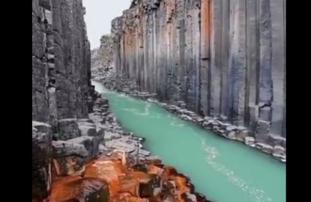 Живописный базальтовый каньон в Исландии