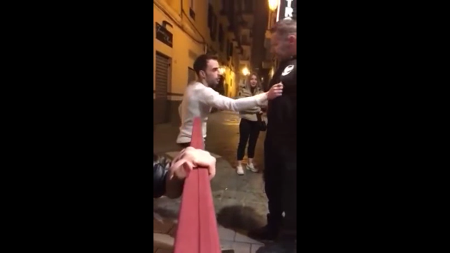 Пьяный испанский паренек решил пристать к здоровенному охраннику