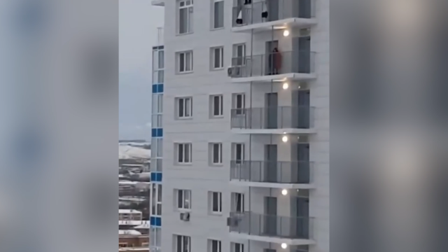 Прыжки с парашютом с 24-го этажа многоквартирного дома в Красноярске
