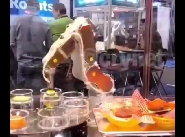 Специальный робот для приготовления бургеров