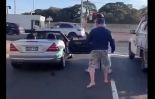 Неадекватный водитель устроил истерику на перекрестке