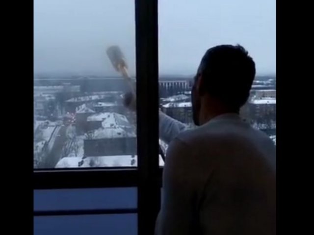 Неудачная попытка запуска фейерверка из окна